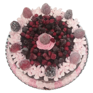 Tarta rellena de nata de fresa, cubierta de chocolate y frutas del bosque