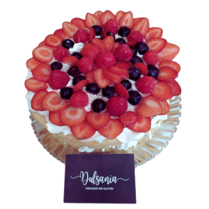 Tarta de hojaldre con nata y frutas del bosque