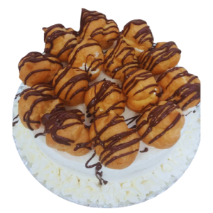 Tarta de nata con Profiteroles